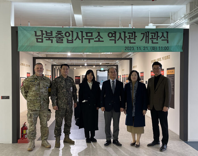 21일 남북출입사무소 개소 20주년을 맞아 남북 출입 20년의 역사를 전시하는 공간인 ‘남북출입사무소 역사관’이 개관했다. 왼쪽부터 소렌슨 유엔군사령부 통제관, 노진상 국방부 서해지구 군운영단장, 박계리 통일교육원 교수, 강연서 통일부 남북관계관리단장, 박은주 개성공업지구지원재단 상근이사, 백천호 현대아산 상무. (사진=통일부)