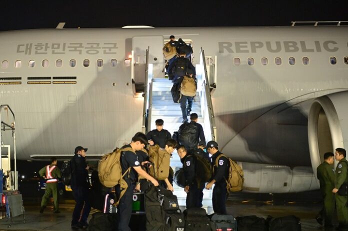 대한민국 해외긴급구호대(KDRT)가 네팔로 향하는 군 수송기(KC-330)에 탑승하고 있다.(사진=국방부 제공)