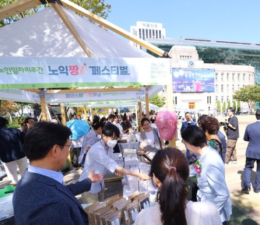 “소일거리 아닌 진짜 현역”…수화기 너머 이웃 지키는 어르신들